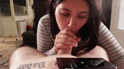 אני מתגרה באחותי החורגת בזמן שהיא צופה בדיסני [Cum]