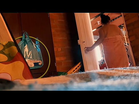 ❤️ דודי הולך אחרי למקלחת, הוא מזיין אותי בזמן שאני מתקלח. ️ פורנו תוצרת בית אצלנו ❌❤