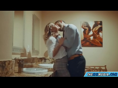 ❤️ כשבלונדינית חזה מפתה אותך בשירותים ציבוריים ️ פורנו תוצרת בית אצלנו ❌❤